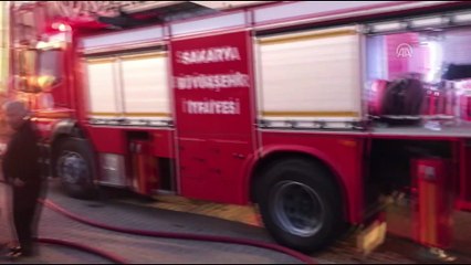 Kamyonda çıkan yangın söndürülmeye çalışılıyor - SAKARYA