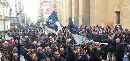 A Bari iniziano a sventolare le prime bandiere, aspettando l'arrivo di Giorgia Meloni (16.12.19)