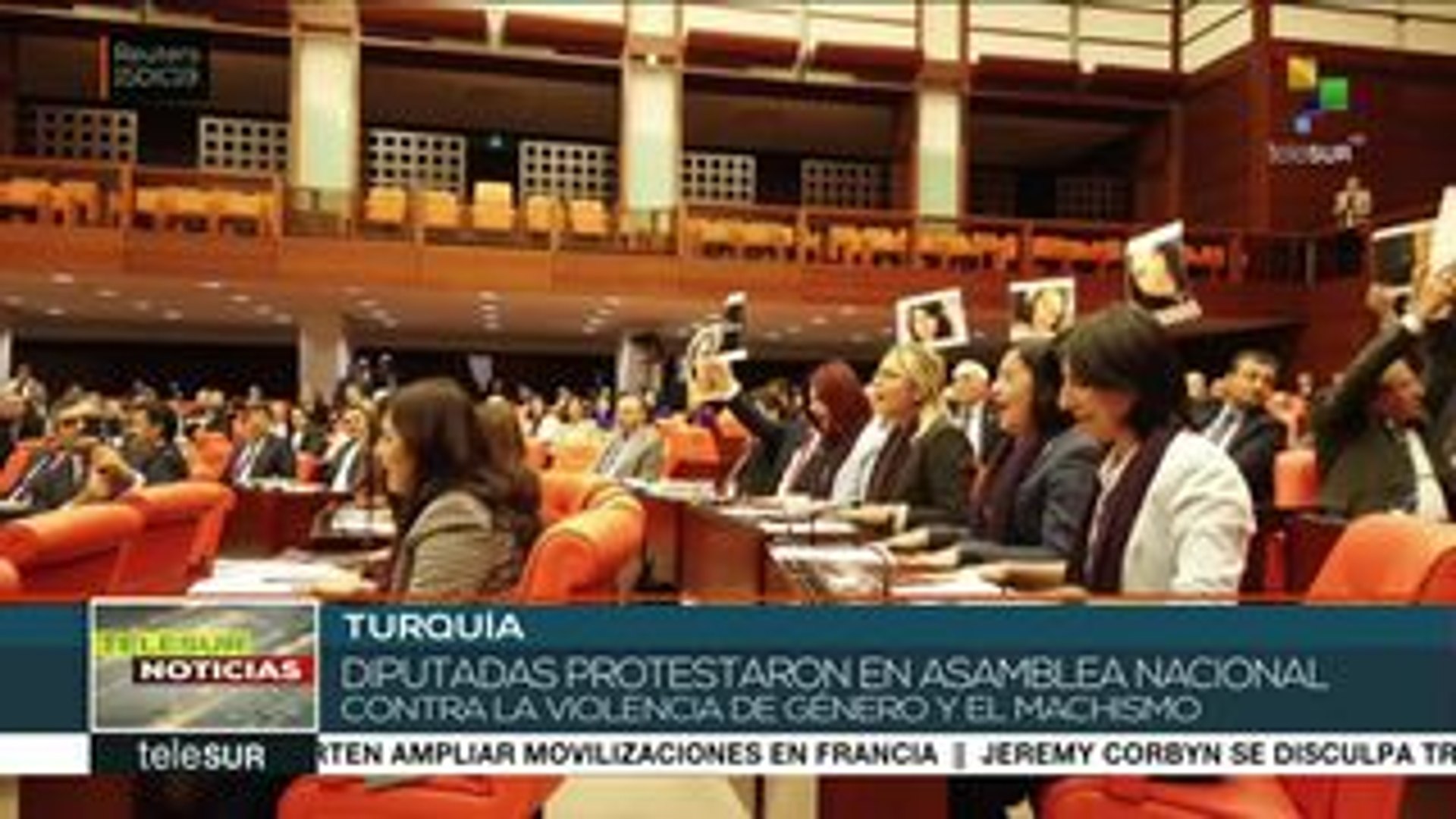 Protestan diputadas turcas con El Violador eres tú contra la violencia
