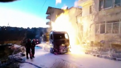 Kamyonda çıkan yangın söndürülmeye çalışılıyor (2) - SAKARYA