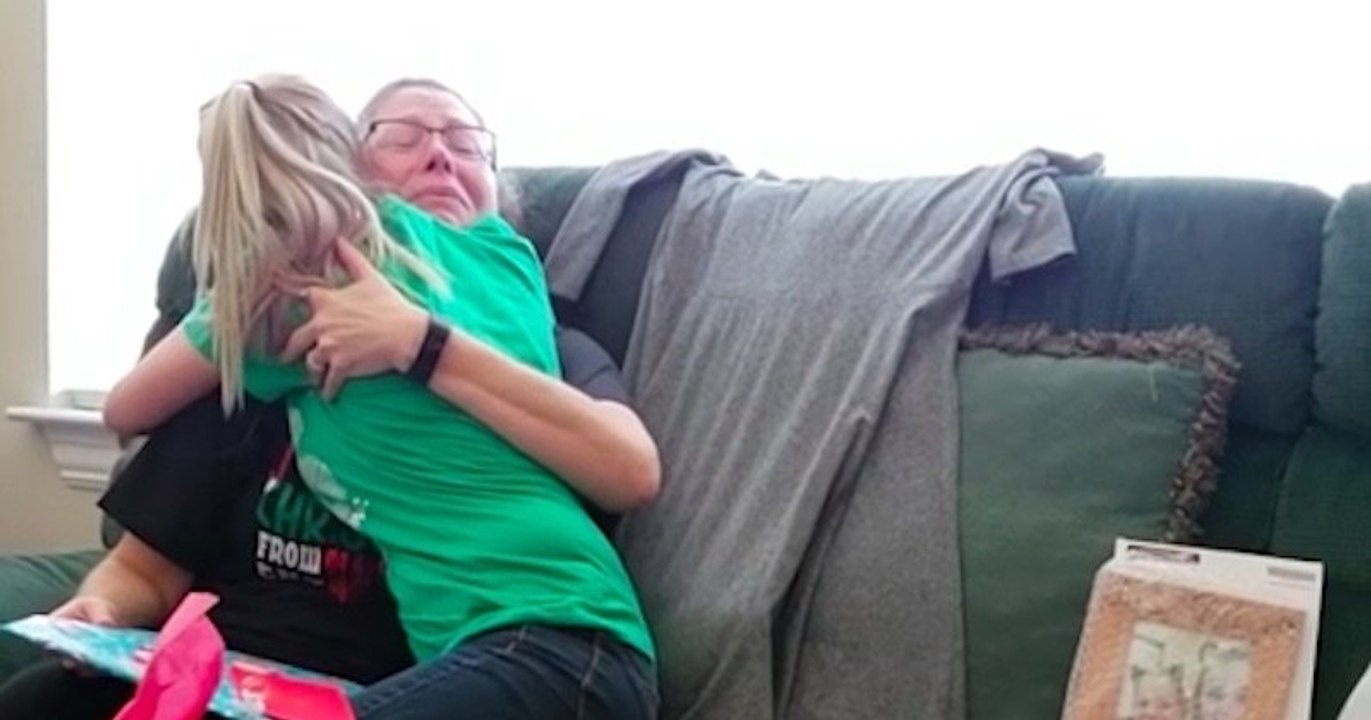 Cette jeune fille offre le plus beau cadeau de Noël à sa belle-mère : une demande d’adoption !