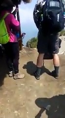 Este travieso osito de anteojos que vive en Machu Picchu lo peta en las redes
