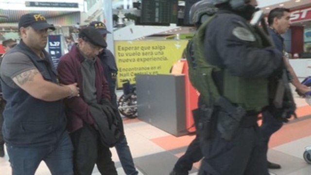 Expolicía llega extraditado a Argentina desde Francia para ser juzgado