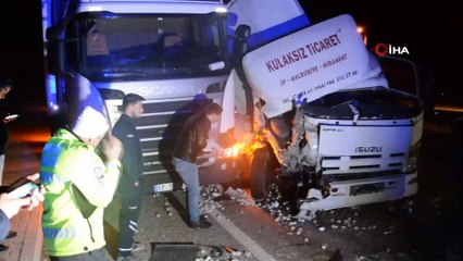 Kamyonet park halindeki tıra arkadan çarptı: 1 ölü