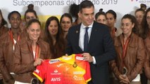 Sánchez recibe a la selección española de balonmano femenino