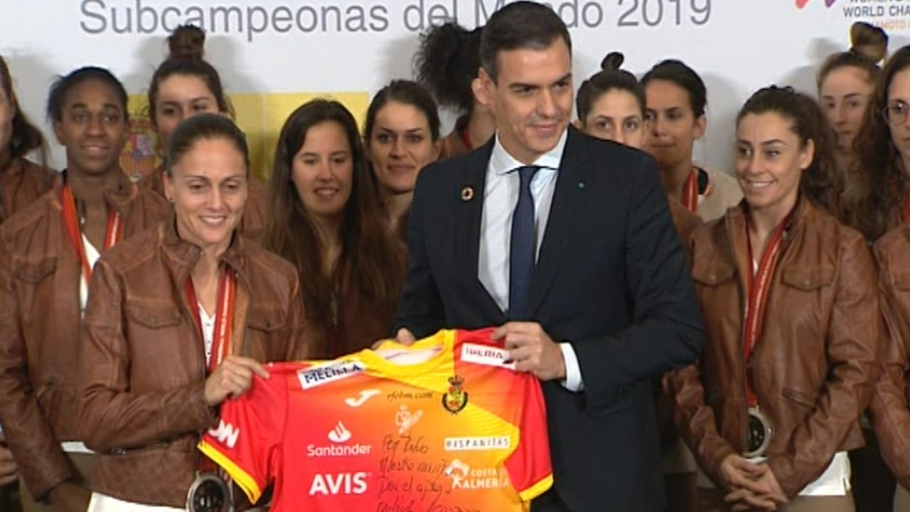 Sánchez recibe a la selección española de balon...