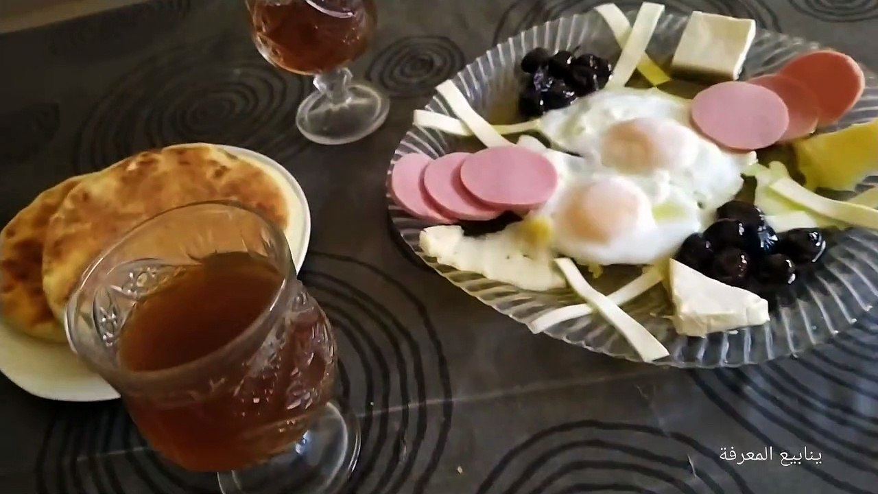 Réaction du chat devant le petit déjeunerرد فعل...