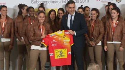 Pedro Sánchez recibe a las 'Guerreras': "Sois las campeonas"