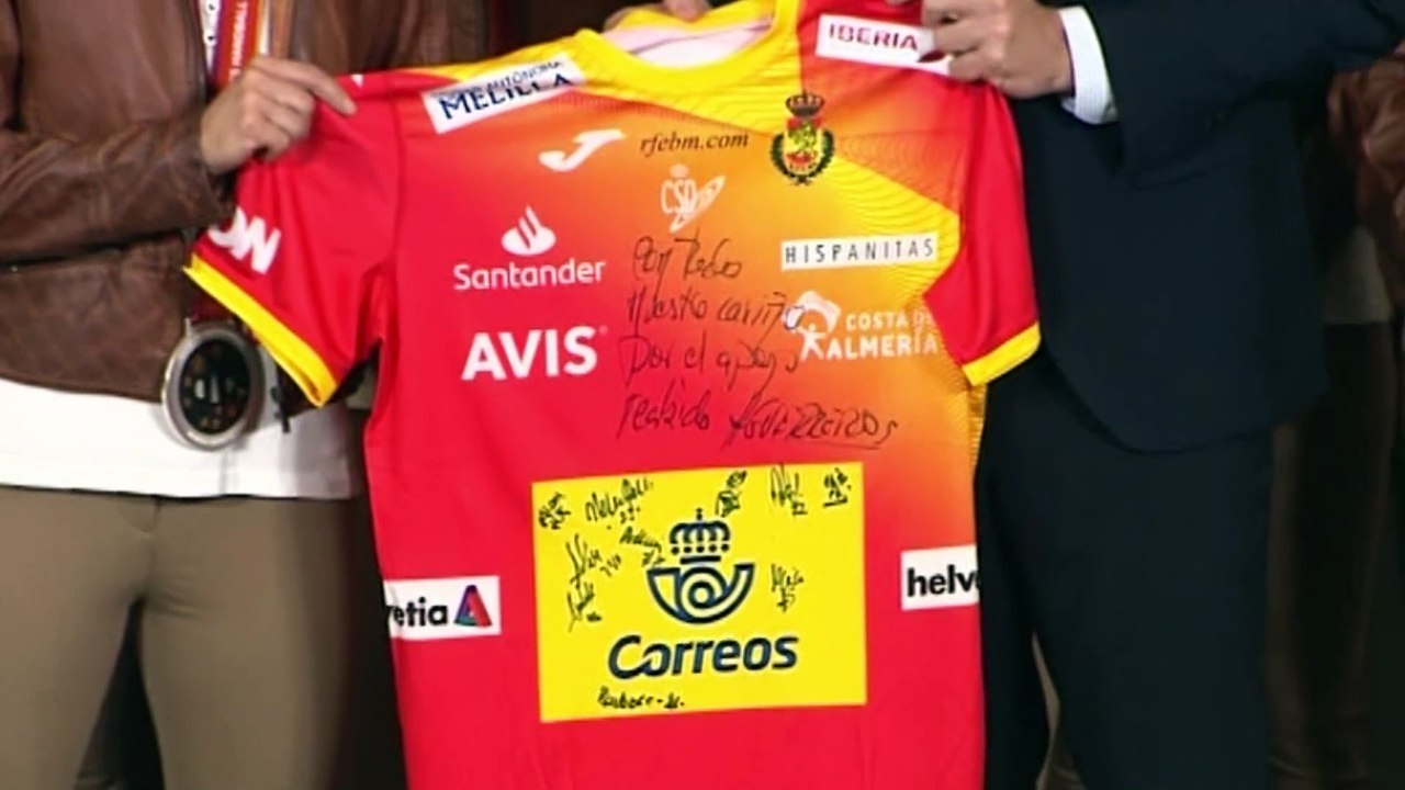 Pedro Sánchez recibe a las 'Guerreras': "Sois las campeonas"