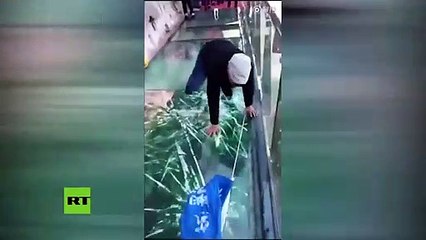 ¡Terrible!: Una pasarela de cristal a 1.200 metros de altura 'se rompe' bajo los pies de un hombre