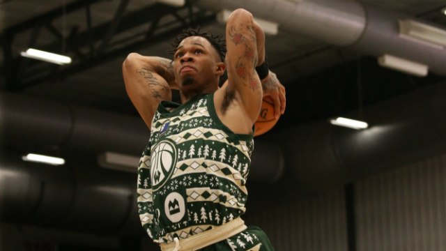 Rayjon Tucker Elevates For The Massive Tomahawk Slam!