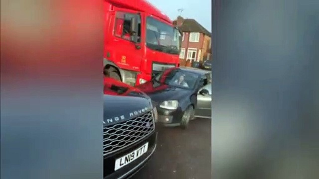 Ellie Goulding rushes to rescue driver as Royal Mail truck pushes VW Golf down dual carriageway