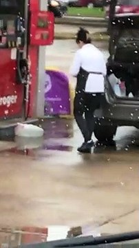 Cette dame utilise un sac en plastique pour emporter de l’essence chez elle.