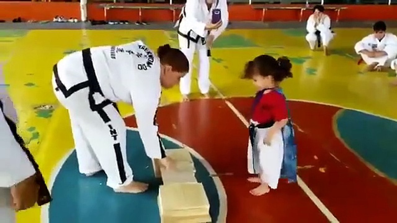 Elle reprend chaque geste que son maitre fait pour lui donner les instructions.