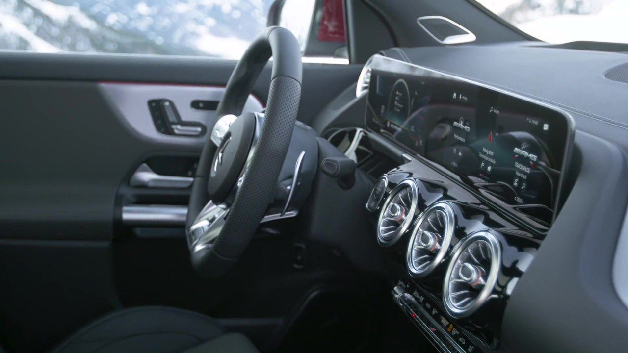 Der neue Mercedes-AMG GLA 35 4MATIC - Sportliches Interieur mit MBUX Infotainmentsystem