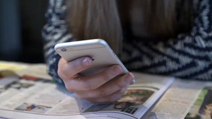 清水淳彦 Using Smartphone Whilst Reading Paper