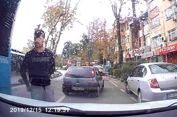 Magandaların trafikte bir sürücünün yolunu kestiği anlar kamerada