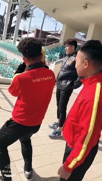 Tiểu màn thầu gây sốt khi được dàn cầu thủ săn đón: Đức Chinh hun má, Quang Hải đòi bế