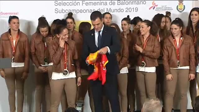 Sánchez recibe en La Moncloa a 'las guerreras'