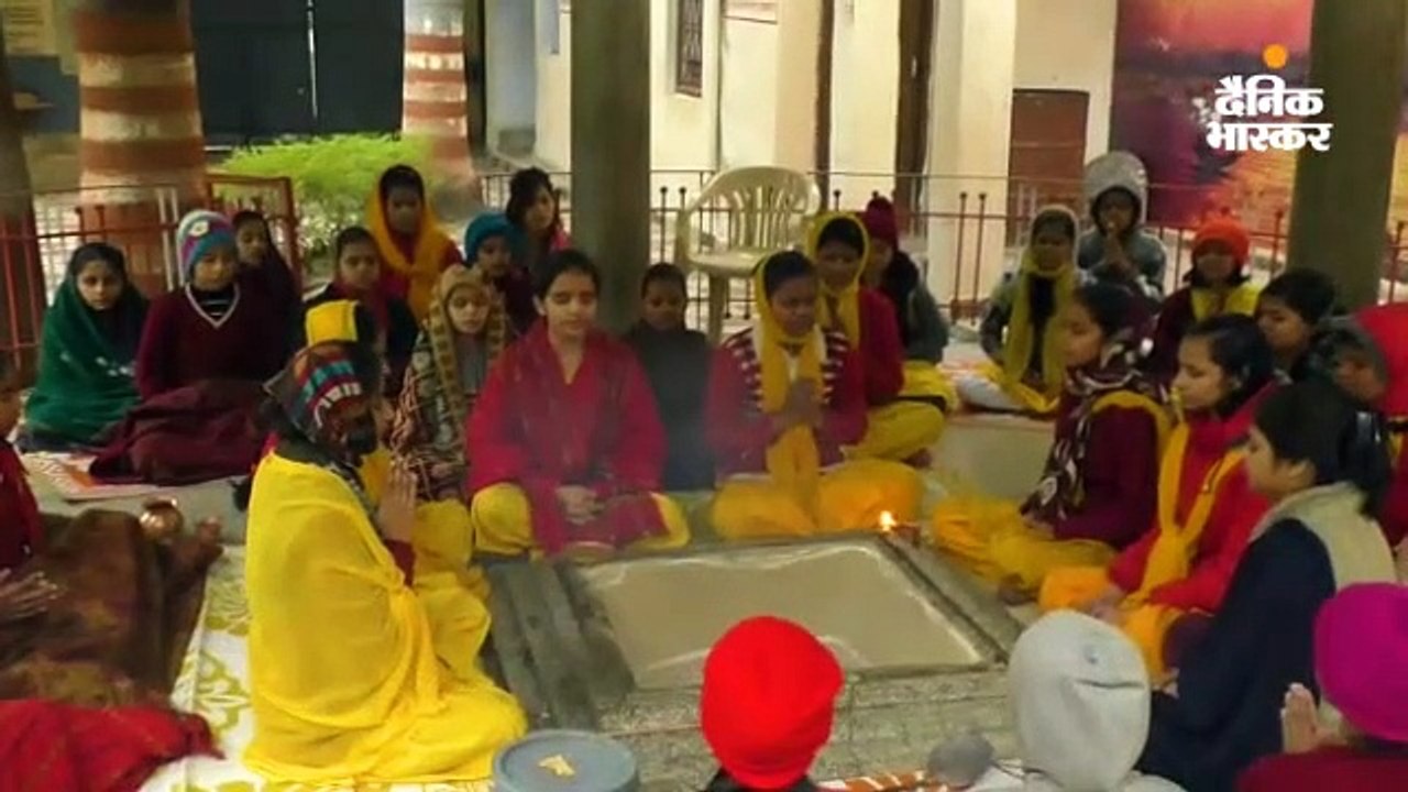 वेदपाठी छात्राओं ने शांति पाठ किया
