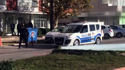 Descargar video: Silahlı soygun girişimi (5) - Soygun girişiminde bulunan kişinin çıkarılma anı ve banka görevlisinin konuşması - ANTALYA