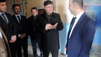 Bulanık'ta 250 öğrenciye mont ve bot yardımı - MUŞ