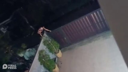 Este torpe ladrón intenta saltar el muro de una casa y se rompe la cara contra el suelo al caer