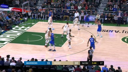 Video herunterladen: Kristaps Porzingis rises for the follow up slam