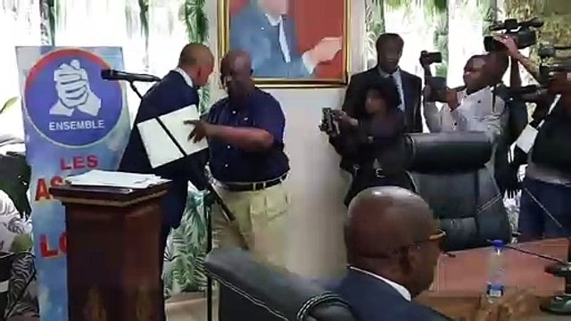 Moise Katumbi ouvre les Assises de Lofoï pour la création de son parti politique et remet une copie des statuts à Pierre Lumbi pour lecture et approbation par l'Assemblée Constituante!