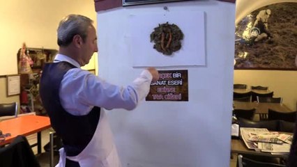 "Duvara bantladığı ciğeri" sokak hayvanları yararına satışa çıkardı