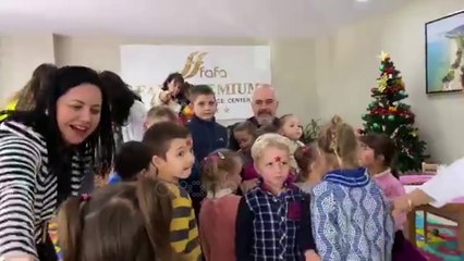 Ora News - Rama si Babagjyshi i Vitit të Ri mes vogëlushëve, por pa thesin e dhuratave