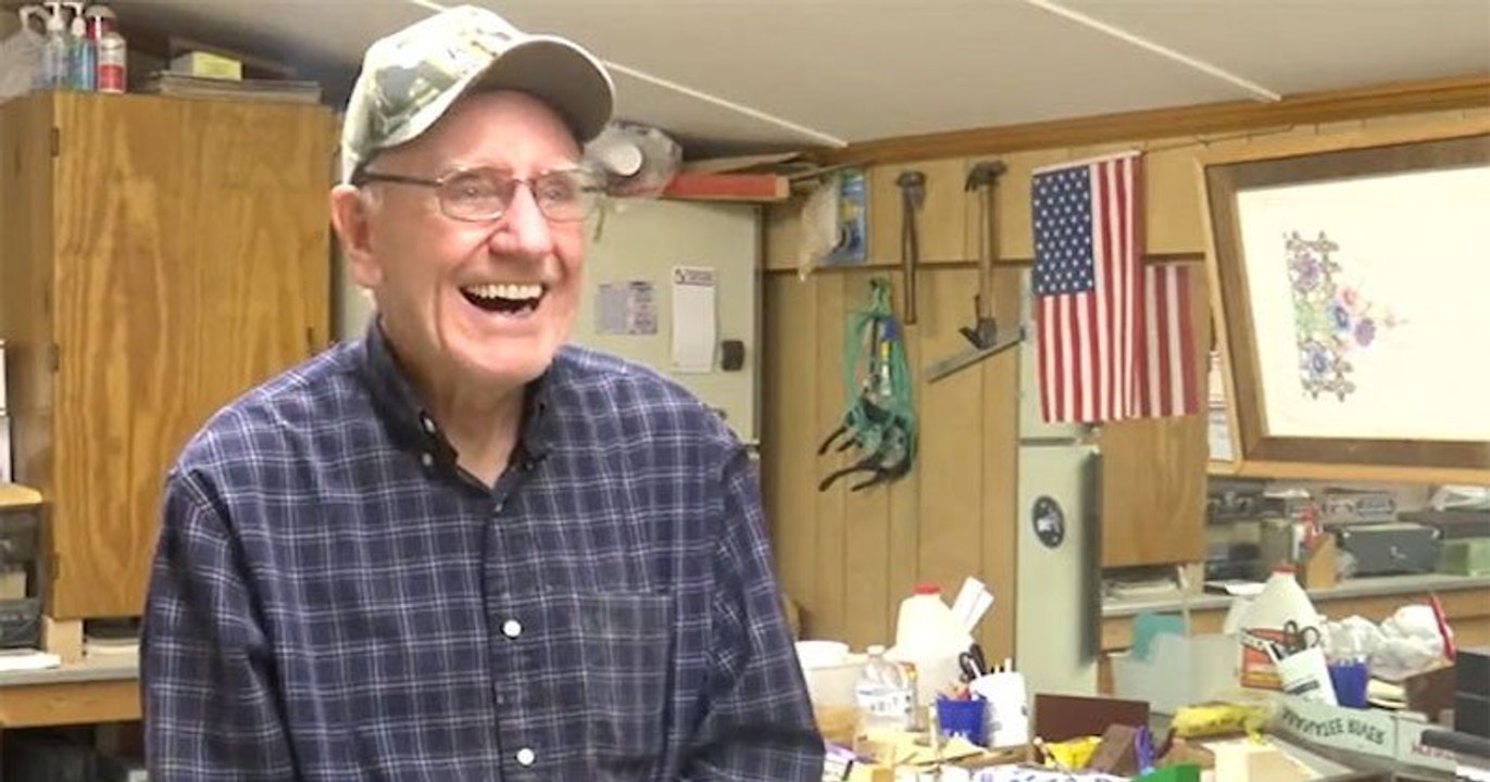 Cet ancien combattant américain est un véritable Père Noël, il fabrique des jouets en bois pour les familles défavorisées depuis 50 ans