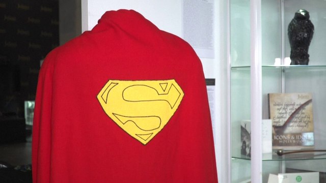 La première cape Superman , portée par l'acteur Christophe Reeve, a été vendue plus de 170.000 euros aux enchères