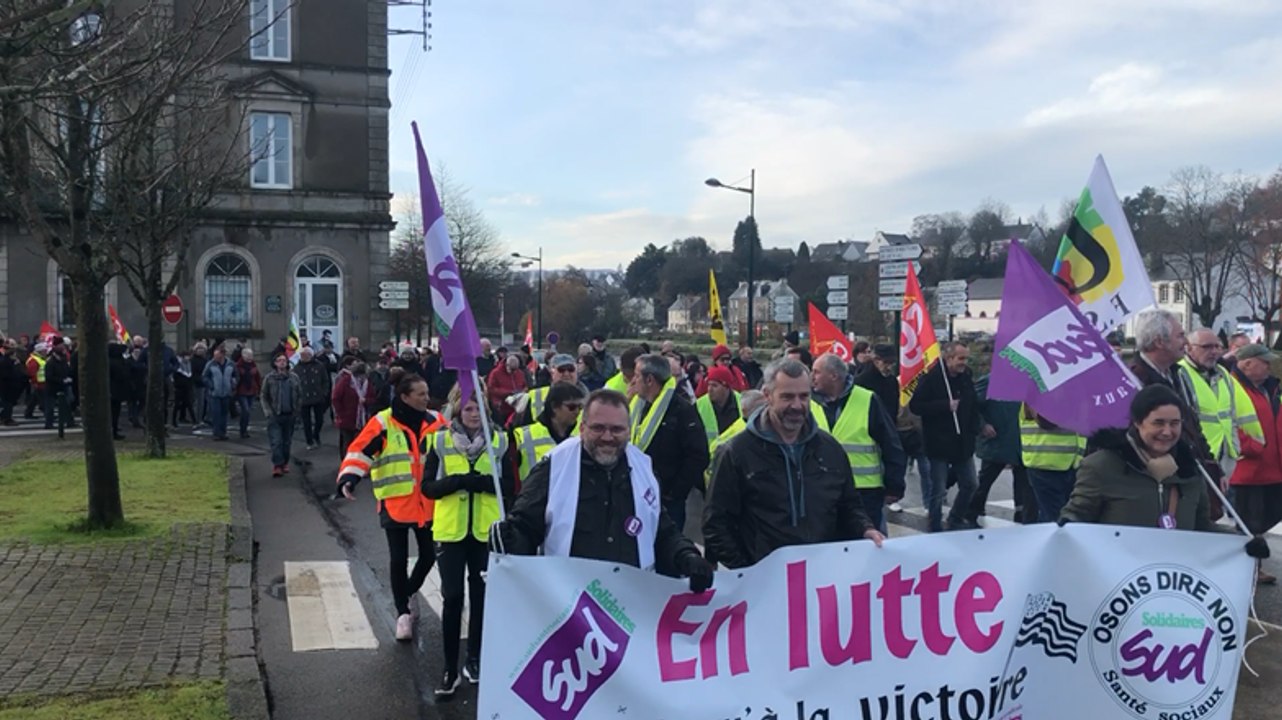 Plusieurs centaines de personnes défilent contre la réforme des retraites à Pontivy