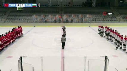 Bakan Kasapoğlu, İstiklal Marşı'nın yarıda kesilmesine tepki gösterdi