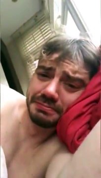 Cet homme est plein de regret après son aventure d’un soir, regardez la tête qu’il fait !