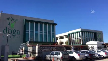 Doğa Koleji velilerinden okulun devriyle ilgili açıklamanın ertelenmesine protesto