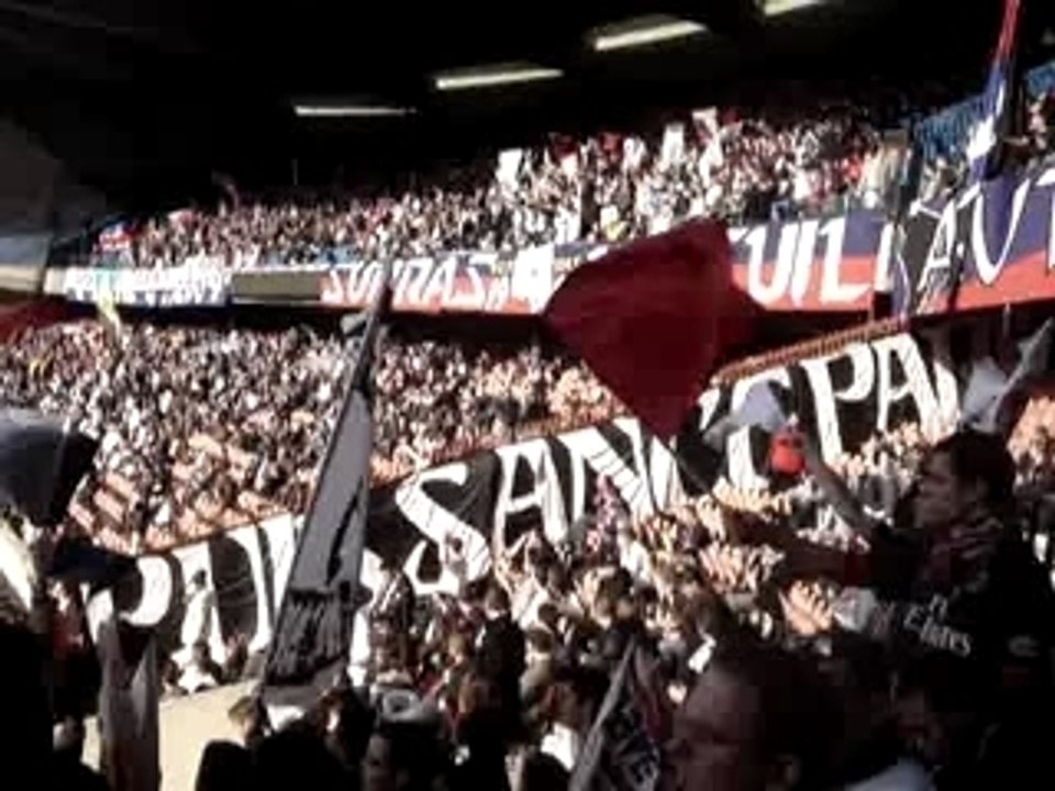 psg-le mans  grosse ambience tribune g rouge!