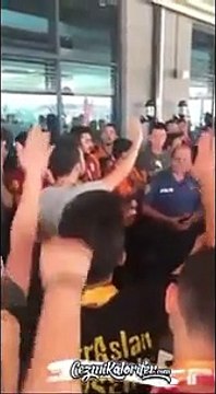 Taraftarı Uyardıktan Sonra Ortamın Güzelliğine Dayanamayıp Kendide Tezahürata Katılan Polis Arkadaşımız