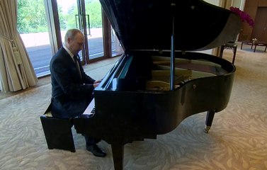 Vladimir Putin: el tirano al piano