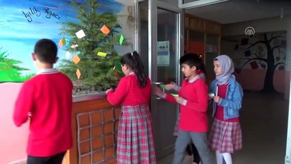Ahlatlı öğrenciler "iyilik ağacı" oluşturdu