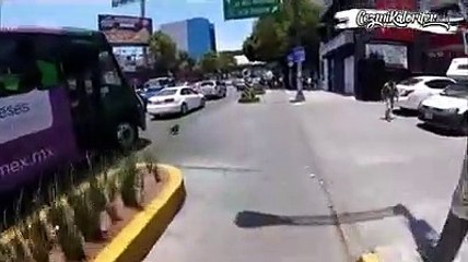 Kaçarken Hayatındaki Tüm Şansı Birden Kullanan Köpek ve Ecel Terleri Döken Bisikletçi