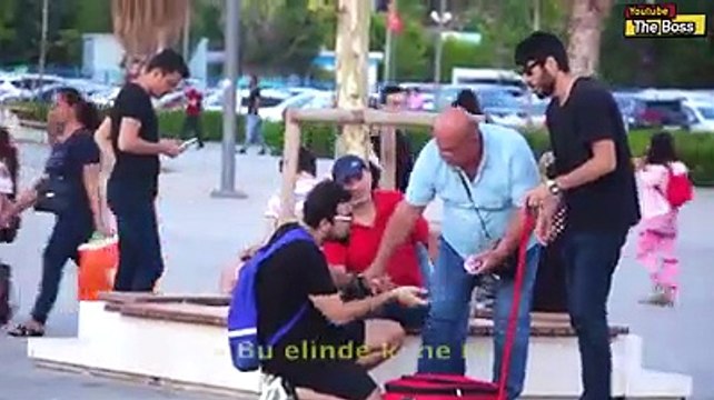“Parasını Düşüren Görme Engelli Birine Yardım Eder miydiniz?” Sosyal Deneyi