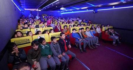 Adıyaman Belediyesi, film izleyemeyen çocuklar için tırın içini sinema salonuna çevirdi