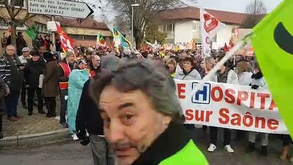 La foule sur la place Mathias de Chalon, devant la maison des Syndicats