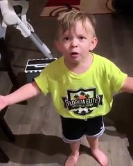 2 yaşındaki ufaklık, işe giderken kendisini öpmeyi unutan annesinin arkasından isyan ediyor