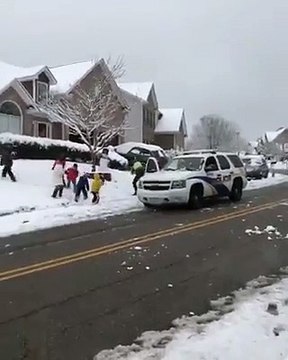 Kanada'da polis arabasına kar topu atan bir grup çocuğa polis ekipleri sert şekilde müdahalede bulunmuş
