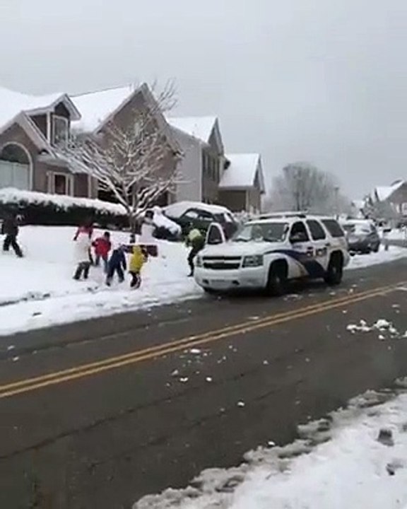 Kanada'da polis arabasına kar topu atan bir grup çocuğa polis ekipleri sert şekilde müdahalede bulunmuş