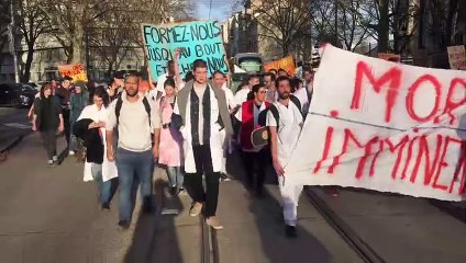 Un petit millier de personnes défilent à Grenoble selon les organisateurs.