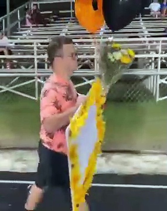 Down sendromlu bu genç, kız arkadaşını mezuniyet balosuna romantik bir sürprizle davet ediyor ve sonra dünya bir dakikalığına güzelleşiyor 